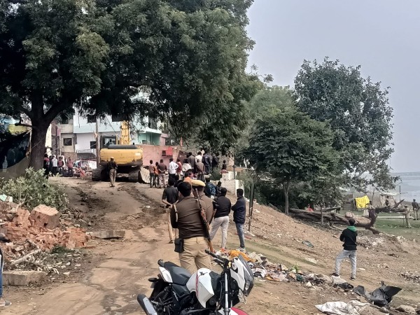 बलुआघाट में चला  बुलडोजर! महाकुंभ से पहले शहर के हजारों मकानों पर चलेगा बुलडोजर, चौड़ीकरण की जद में आए हैं ये मकान...