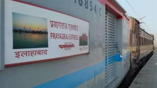 1.28 लाख रुपये के साथ दो टीटीई गिरफ्तार: प्रयागराज एक्सप्रेस में 11 बोतल शराब!