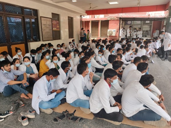 पुलिस चौकी के सामने ही डॉक्टरों पर तान दी पिस्टल, स्वरूपरानी नेहरू अस्पताल की ओपीडी ठप! हड़ताल शुरू,इमरजेंसी खुली!