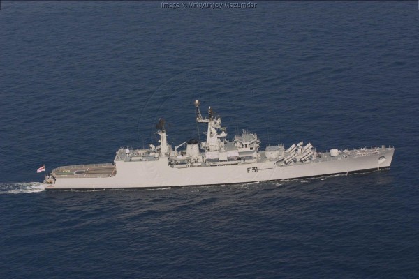 INS ब्रह्मपुत्र युद्धपोत बुरी तरह क्षतिग्रस्त  भीषण आग से , एक नाविक लापता!