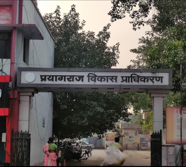 प्रयागराज प्राधिकरण प्रयागराज की अब नयी कारस्तानी :अतीक की कुर्क जमीन पर बना था मकान : कुर्की का नोटिस उखड़ गया और पीडीए ने भी पास कराया मकान का नक्शा, राजस्व विभाग पर भी   उठे सवाल