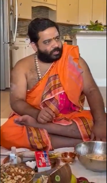 क्या आपने कभी सत्यनारायण भगवान की कहानी अंग्रेजी में सुनी है? पंडितजी ने कुछ ऐसा सुनाया: जन्माष्टमी 2022