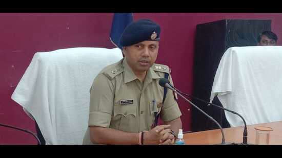 प्रयागराज में मसाज कर रहे सब  इंस्पेक्टर पर कार्रवाई : पार्लर में वर्दी में युवती  से मालिश करवा  रहा था सब इंस्पेक्टर,  एसएसपी ने लिया  तुरंत एक्शन ....