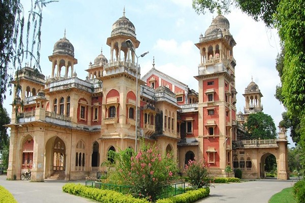 छात्र आशुतोष द्विवेदी की मौत पर आंदोलन जारी, सुल्तानपुर में  छात्रों ने निकाला कैंडल मार्च:इविवि परिसर में अनशन कर रहे दो छात्र नेताओं को पुलिस ने उठाया: