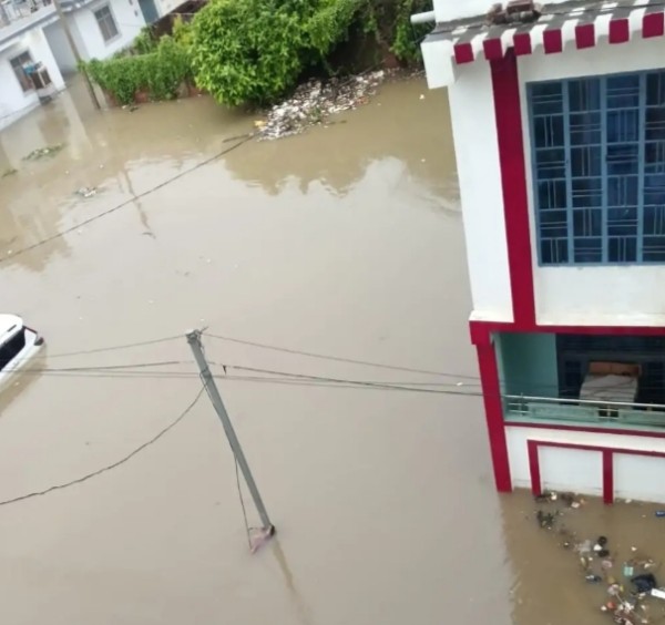 स्मार्ट सिटी में चार फीट पानी! करोड़ों की योजनाओं के बीच प्रयागराज क्यों डूबा?