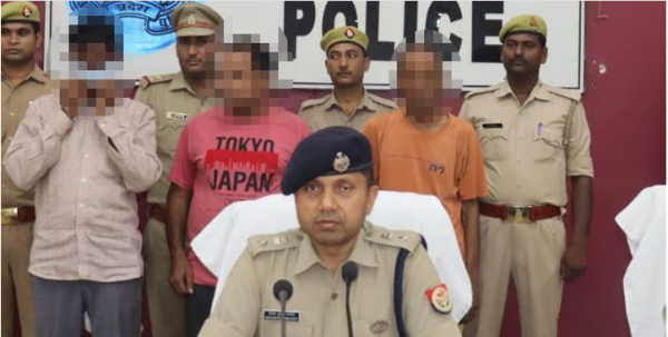 सड़क पर फेंका  फिर चढ़ा दी कार हत्यारों ने पहले रॉड से मारा  :महिला की हत्या में पति समेत 3 गिरफ्तार ...