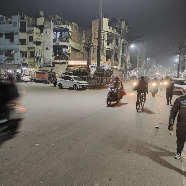 🔥 डबल इंजन सरकार में भी ठंड से कांपता प्रयागराज, अलाव तक नसीब नहीं—व्यवस्था आखिर गई कहाँ?