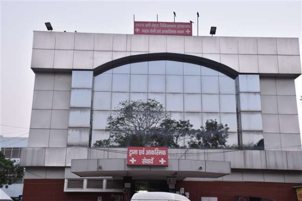 सी एम योगी के प्रोटोकॉल ड्यूटी में तैनात डॉ  बद्री विशाल पर जानलेवा हमला ! PRAYAGRAJ