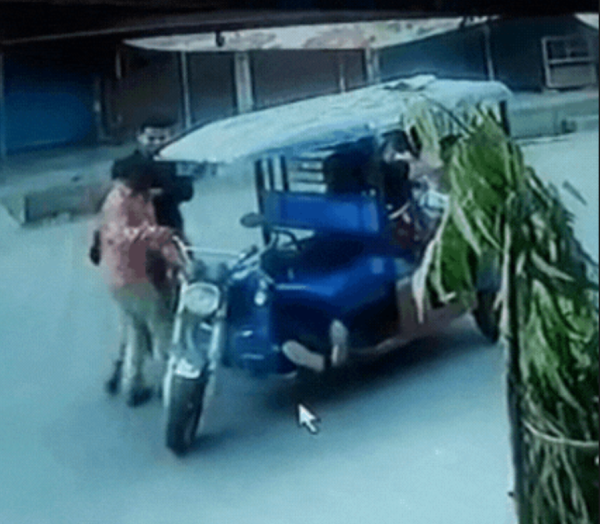युवक ई-रिक्शा में बेहोश हो गया, ड्राइवर ने फेंका : लखनऊ में सड़क किनारे तड़प रहा था युवक, 7 घंटे बाद पहुंची पुलिस... मौत!