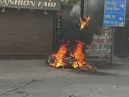 बवाल के तीन घंटे बाद मंगाए गए दो बुल्डोजर, प्रयागराज में हिंसा वाले इलाके में पहुंचा बुलडोजर: अवैध निर्माण गिराए जाने की तैयारी