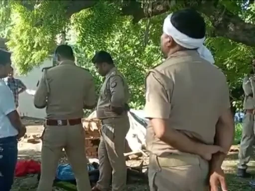 आम  के पेड़ पर गमछे से लटकता हुआ मिला अधेड़ का शव ! पुलिस कर रही है जांच....PRAYAGRAJ