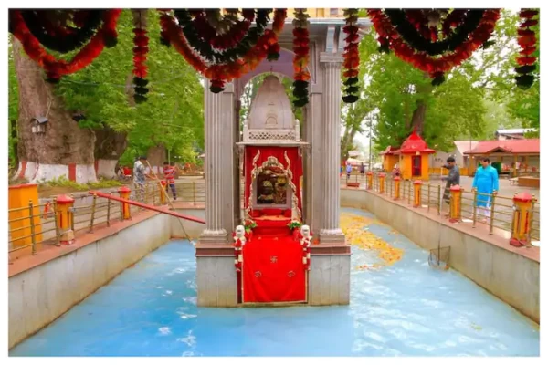 टारगेट किलिंग के खौफ के बीच कश्मीर के इस मंदिर में जुटे हजारों कश्मीरी पंडित, जानें वजह.....!