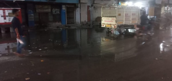 मुठ्ठीगंज एस बी आई  बैंक के पास हुआ जल भराव  नगर निगम की खुली पोल