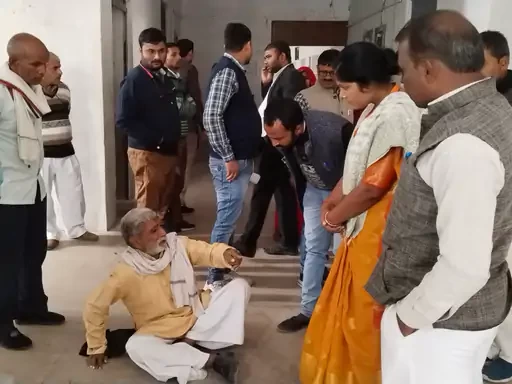 डर के साये में जी रहा  साहब ! पीड़ित ने लगाई एसडीएम से न्याय की गुहार, कहा- रास्ते पर दबंगों ने किया है  कब्जा! कौंधियारा  थाने में नहीं सुनी गई बुजुर्ग की शिकायत:PRAYAGRAJ