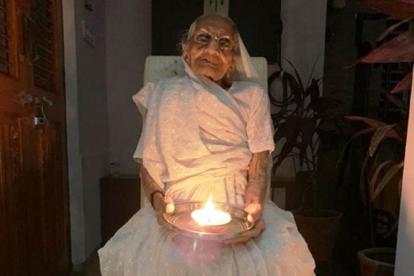 ईश्वर के चरणों में शताब्दी समाप्त:नहीं रहीं पीएम मोदी की मां हीराबा,मोदी ने मां की चिता को मुखाग्नि दी, अंतिम यात्रा में पार्थिव देह के  साथ  वाहन  में बैठे रहे!