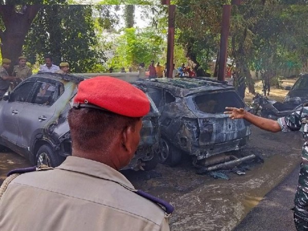 इलाहाबाद हाईकोर्ट के गेट पर खड़ी कारों में लगी आग:पहले एक गाड़ी में लगी आग फिर दूसरी को भी चपेट में लिया, फायर सर्विस के दारोगा समेत 2 कर्मी निलंबित