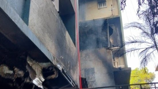 मुंबई में पारेख अस्पताल के पास पिज्जा रेस्टोरेंट में लगी आग