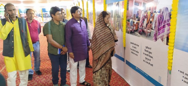 केशरी देवी पटेल सांसद फूलपुर ने सरकार की जनकल्याणकारी योजनाओं से सम्बंधित लगायी गयी प्रदर्शनी का फीता काटकर किया शुभारम्भ!