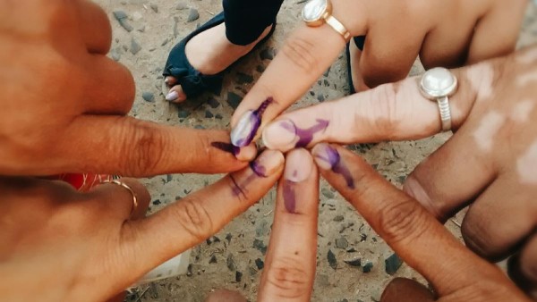नगर निकाय चुनाव के पहले की जोरदार तैयारी! रिकॉर्ड स्तर पर दस्तावेज और असली आधार बन रहे, फर्जी  कागजों से ! विश्वास न हो तो जाँच कराएं बाहर की एजेंसी से ! ...PRAYAGRAJ