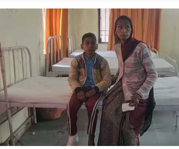 जानवर हुआ  शिक्षक! शिक्षक ने छात्र को मुर्गे की तरह खड़ा किया और फिर उसके ऊपर बैठ गया, बच्चे का पैर टूट गया!