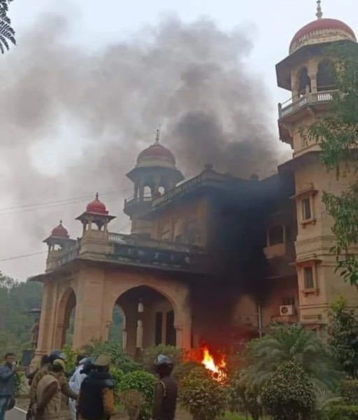 इलाहाबाद यूनिवर्सिटी में छात्रों और सुरक्षाकर्मी के बीच हुआ बड़ा बवाल!