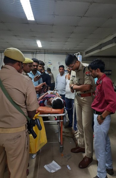 खूनी संघर्ष  हुआ कोरांव में ,7  लोग घायल ,और लोगों की तलाश जारी ! दो पक्षों की खुनी लड़ाई  में सात आदमी घायल हुए ....PRAYAGRAJ
