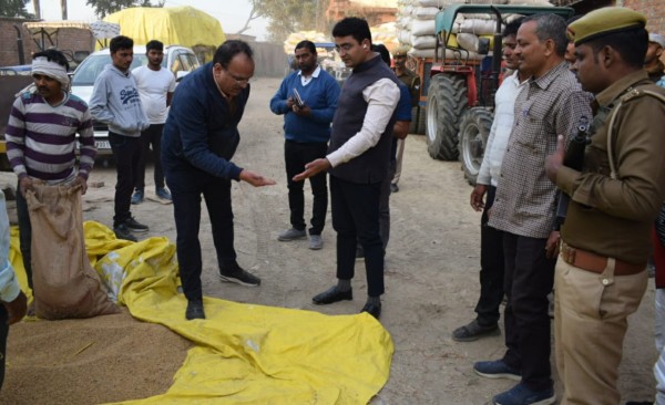 जिलाधिकारी प्रयागराज ने मण्डी सचिव का रोका वेतन ,लेडिहारी के नीबी तथा लेडिहारी मण्डी समिति में बनाये गये धान क्रय केन्द्र का किया औचक निरीक्षण !