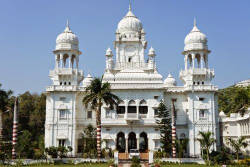 गिरा मरीज KGMU की तीसरी मंजिल से हुई  मौत,4 दिन पहले हुआ था रीढ़ की हड्डी का ऑपरेशन: प्रशासन बोला- जांच कर रहे हैं मरीज कैसे गिरा?