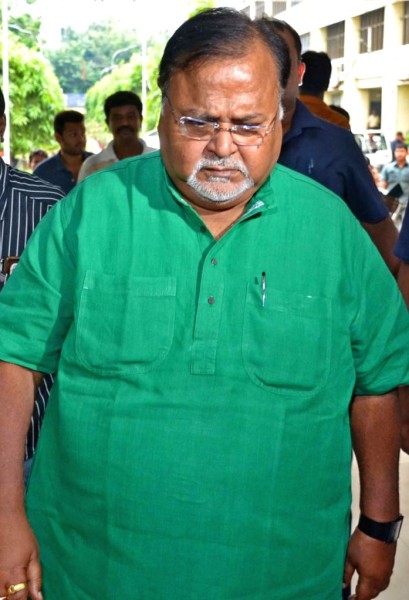 पार्थ चटर्जी कैबिनेट से बाहर ! बंगाल की सीएम ममता बनर्जी का बड़ा फैसला .... पश्चिम बंगाल