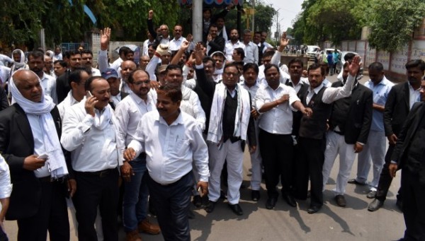 उत्तर प्रदेश  के वकीलों की हड़ताल खत्म: मुख्य सचिव से बातचीत के बाद यूपी बार काउंसिल ने किया ऐलान!