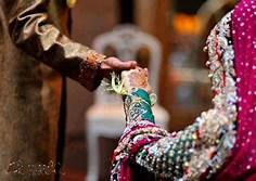 पढ़ें अजब शादी की गजब कहानी....दुल्हन 2 दूल्हा1  तीनों ने खाई साथ जीने-मरने की कसमें...