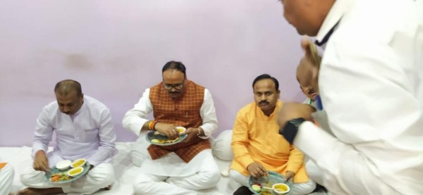 बृजेश पाठक मालिन बस्ती-भीम नगर  नैनी पहुंचे और प्रधानमंत्री आवास के गृह प्रवेश कार्यक्रम में शामिल हुए, हितग्राही के घर पर किया रात्रि भोज !