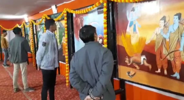 माघ मेला  में अनोखी प्रदर्शनी कर रही श्रद्धालुओं को आकर्षित
