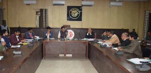 जिलाधिकारी की अध्यक्षता में सामान्य निर्वाचन नगरीय निकाय को सकुशल ढंग से सम्पन्न कराये जाने हेतु प्रभारी एवं सहायक प्रभारी अधिकारियों के साथ बैठक सम्पन्न