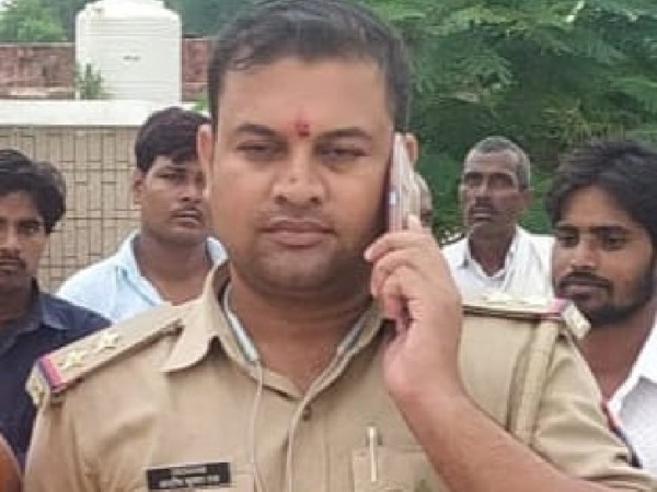 रिश्वत लेते पकड़ा गया  चौकी इंचार्ज  ! प्रयागराज में ,मामले से नाम हटाने के लिए मांग रहा था 10 हजार रुपये, भ्रष्टाचार निरोधक टीम गिरफ्तार...