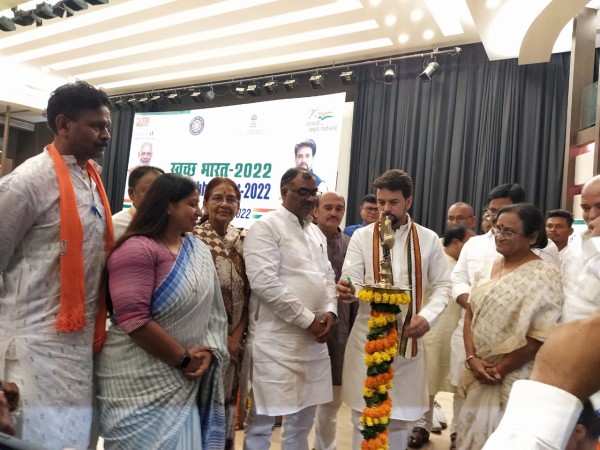 प्रयागराज से पूरे देश को स्वच्छता का दिया संदेश :मा0 केन्द्रीय मंत्री ने दीप प्रज्जवलित कर ‘‘स्वच्छता अभियान’’ कार्यक्रम का किया शुभारम्भ संगम क्षेत्र से स्वच्छ भारत अभियान 2.0 की शुरुआत की!