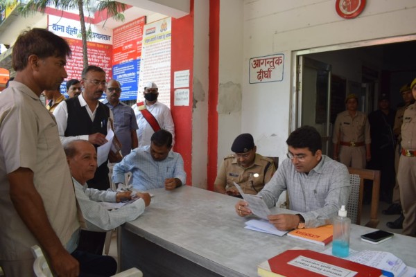 जिलाधिकारी एवं वरिष्ठ पुलिस अधीक्षक प्रयागराज ने सम्पूर्ण समाधान दिवस पर झूंसी, सरायइनायत एवं उतरांव थाने में सुनी जनता की समस्यायें !