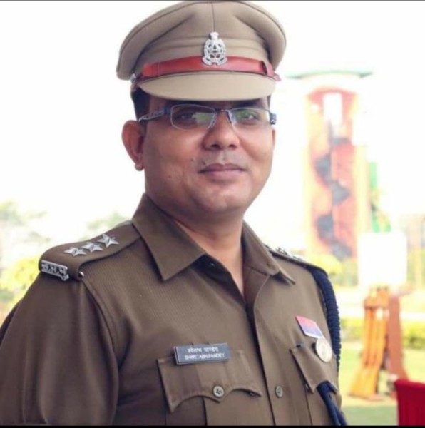 एसीपी श्वेताभ पांडे  एसिड अटैक से जख्मी  मौके पर पहुंचे पुलिस व भीड़ पर एसिड-पत्थर फेंके; 24 अन्य  घायल!
