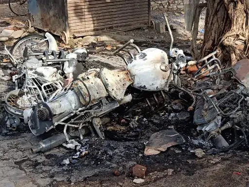 बमबाजी और आगजनी, 22 उपद्रवी गिरफ्तार ,7 घंटे तक उपद्रवियों का तांडव:प्रयागराज में नमाज के बाद पत्थरबाजी!