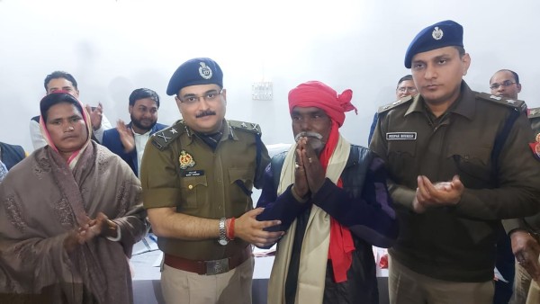 पुलिस आयुक्त  रमित शर्मा प्रयागराज द्वारा दिनांक 26.01.2023 की रात्रि थाना शंकरगढ़ क्षेत्र के ग्राम चुन्दवा (मध्य प्रदेश की सीमा पर स्थित) का किया गया भ्रमण