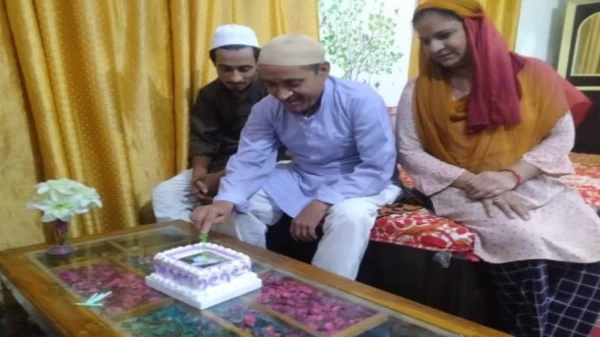 इस युवक ने कहा 'किसी को मारने  का अधिकार नहीं'; ईद पर बकरे की तस्वीर के साथ केक की कुर्बानी... सीतापुर