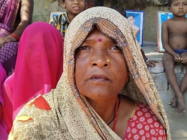 प्रशासन से न्याय नहीं मिलने पर आदिवासी महिला ग्रामीणों के साथ  बैठी आमरण अनशन पर: अधिकारीयों के रवैये से क्षुब्ध !