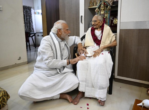 मां के जन्मदिन पर उनसे मिलने पहुंचे मोदी:मां के पैर धोए फिर पानी आंखों से लगाया, उन्हें शॉल ओढ़ाकर पूजा भी की....
