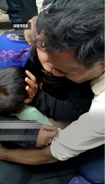 इलाज के अभाव में 4 वर्षीय मासूम की मौत प्रयागराज अस्पताल में ,मां की गोद में ही  मर  गया  बेटा, महिला गिड़गिड़ाई बच्चे को भर्ती करने  के लिए , पर किसी का  दिल नहीं पसीजा !