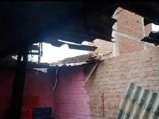 हंडिया में दबंगों ने घर में घुसकर की तोड़फोड़:विरोध पर महिला और बेटियों के साथ मारपीट...जमीन को लेकर चल रहा है विवाद