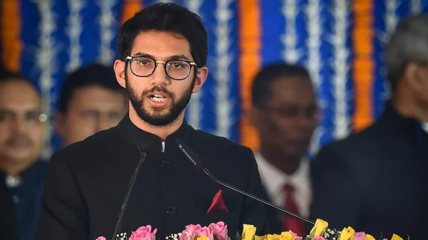 किया चौंकाने वाला खुलासा आदित्य ठाकरे ने !सीएम पद ऑफर होने पर उद्धव के सामने रो पड़े थे शिंदे....