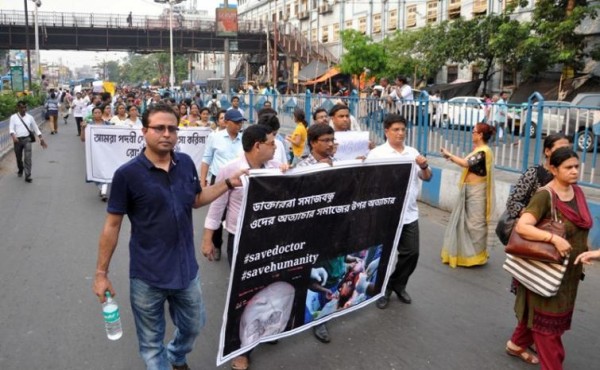 कोलकाता में 'ब्लैक आउट'! डॉक्टरों के विरोध को मिला जनता का समर्थन, मोमबत्तियां जलाकर जताया विरोध!