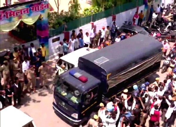 साबरमती जाने से पहले बढ़ा बीपी ,अतीक को लेकर साबरमती के लिए रवाना हुई यूपी पुलिस, 5 घंटे नैनी जेल के बाहर वैन में बैठी रही पुलिस !