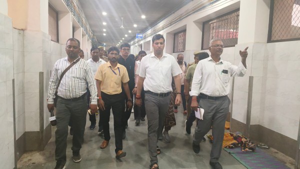 जिलाधिकारी ने स्वरूपरानी चिकित्सालय का किया औचक निरीक्षण, उपलब्ध व्यवस्थाओं का लिया जायजा, डॉ. मोहित जैन, डॉ. सोनू सिंह, आकस्मिक चिकित्सा अधिकारी, प्रमुख अधीक्षक कार्यालय, डॉ. अमित सिंह भी साथ में उपस्थित रहे.