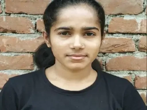 परचून दुकानदार की बेटी बन गई टॉपर:प्रयागराज की सेकेंड टॉपर आस्था तिवारी ने दीदी को ही बनाया अपना रोल मॉडल, हाईस्कूल के टॉपरों से दैनिक भास्कर की बातचीत